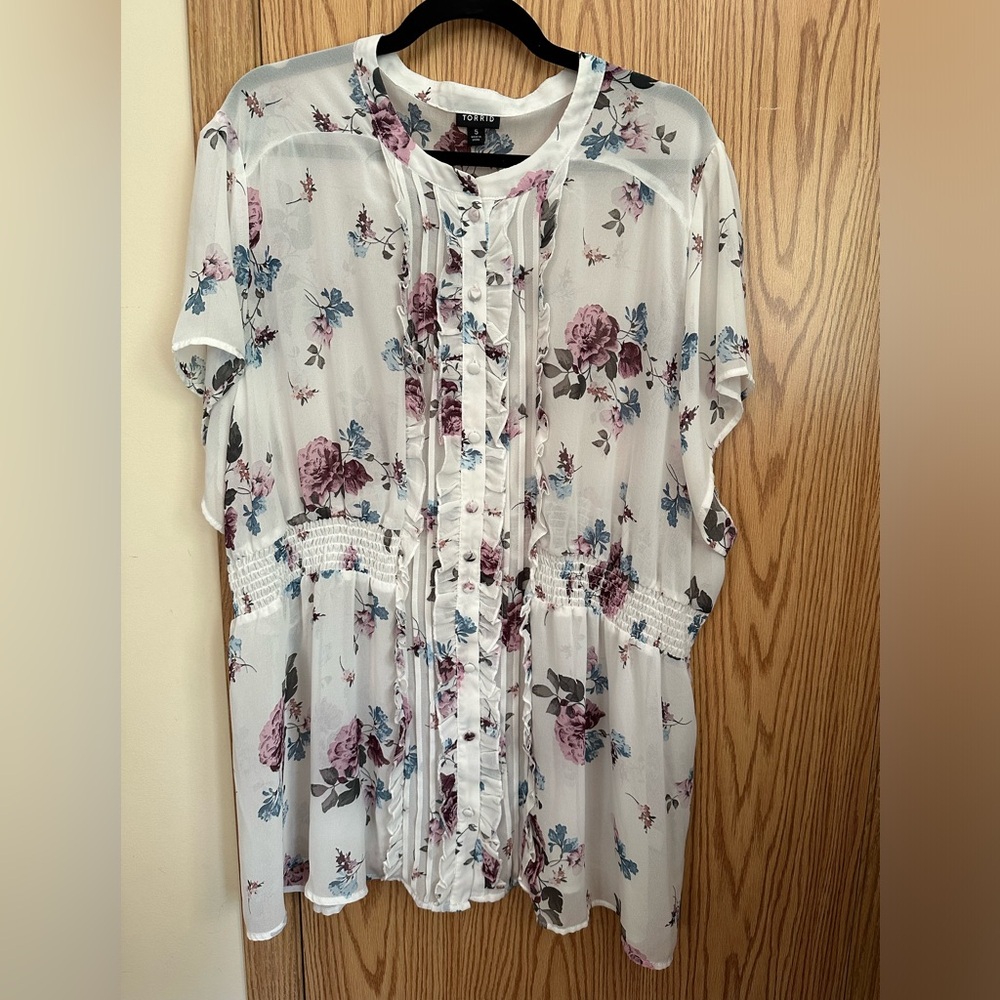 torrid White Floral Button-Front Peplum Tunic with Pink and Blue Flowers
